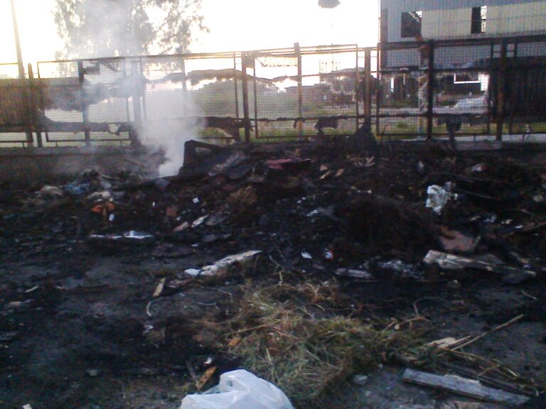 Incendio all’isola ecologica di Campofelice. Le foto