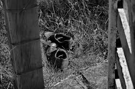 Paia di scarpe ritrovati vicino diga. Si teme tragedia