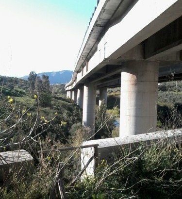 Almeno tre piloni del viadotto ‘Imera’ coinvolti nel movimento franoso e il fenomeno potrebbe non essersi esaurito. Continua a essere chiusa in entrambe le direzioni l’autostrada A19 PA-CT