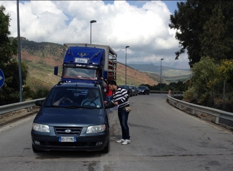 Frana viadotto Himera. Protesta e volantinaggio dei comitati cittadini