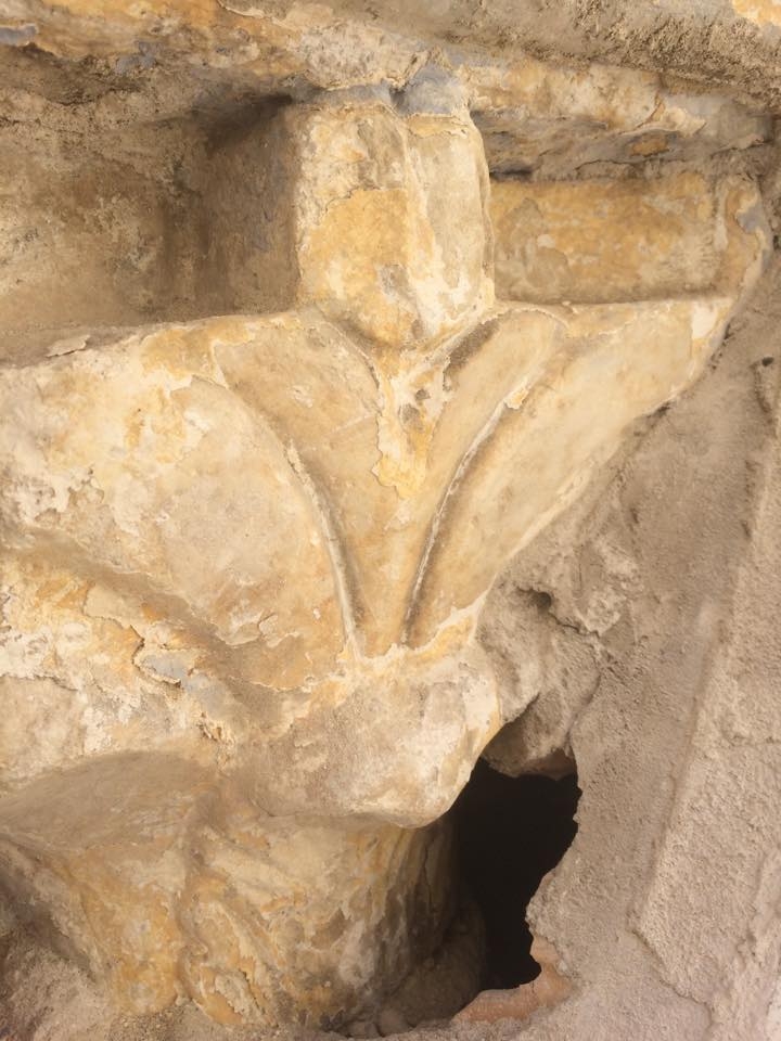 Scoperta colonna angolare quattrocentesca con capitello medioevale sulla facciata esterna del palazzo comunale