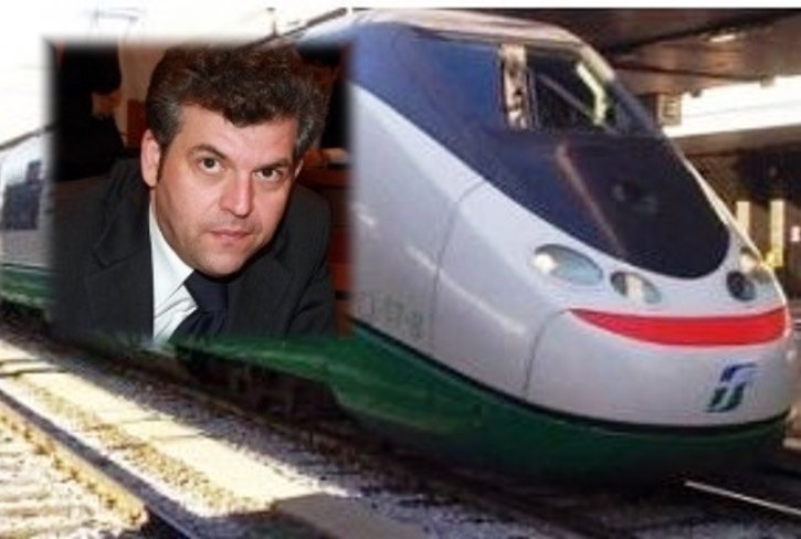 Le bufale di Burrafato. Il sindaco annuncia: il treno delle 5,30 per Catania ferma a Termini. Le persone gli credono e si presentano alla stazione. Ma non era vero