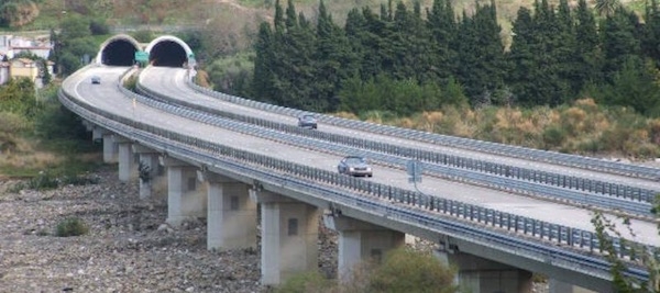 Uomo 44enne si suicida buttandosi dal ponte Sicilia sulla A19 Palermo-Catania