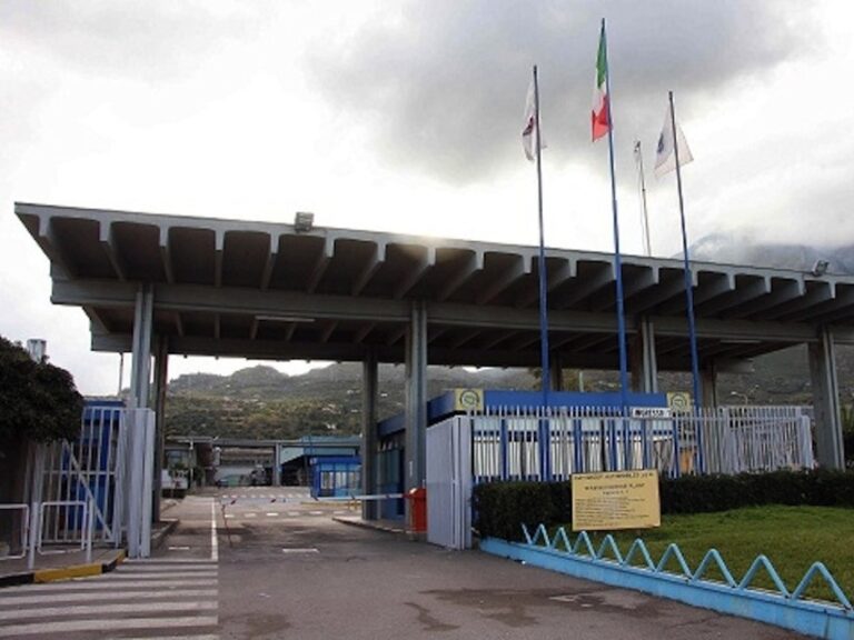 Operai ex indotto Fiat di Termini Imerese occupano la stazione ferroviaria