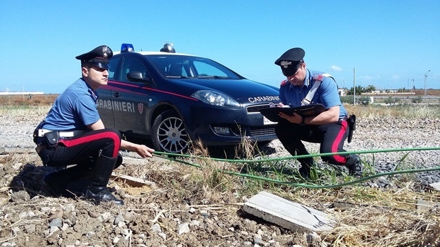 Rubava cavi lungo la linea ferroviaria. Arrestato 32enne