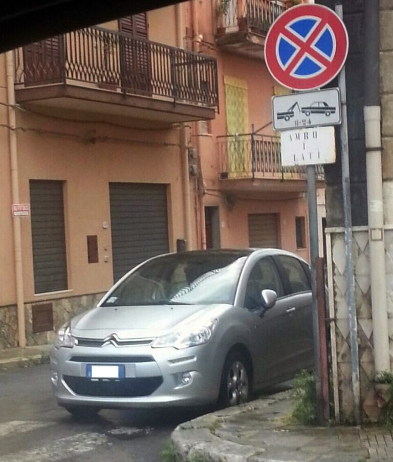 Non si può predicare bene e razzolare male. Il leader cittadino del movimento Cinquestelle “pizzicato” con l’auto in divieto di sosta