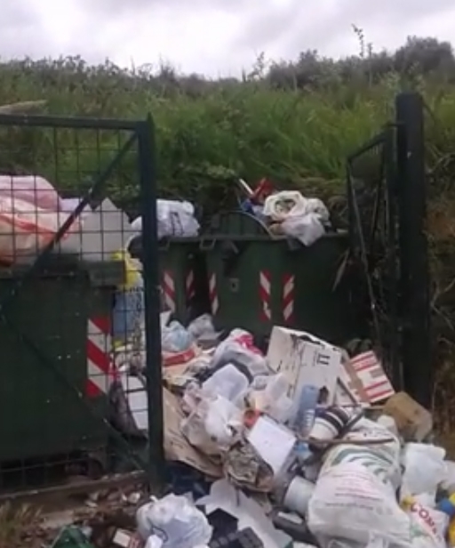 Collesano. Area raccolta rifiuti nel degrado