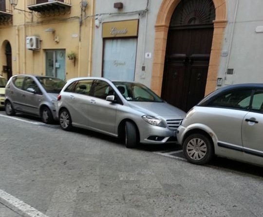 5 Stelle segnala ironicamente al Sindaco che sotto la sua abitazione, in pieno divieto di sosta, qualcuno ha osato parcheggiare l’autovettura: chiaramente era quella di Burrafato