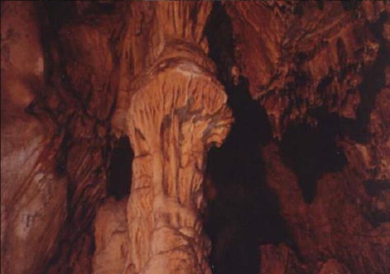 Dentro la rocca: Visita speleologica alla Grotta grande