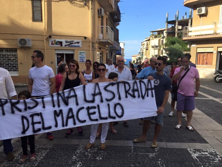 “Ripristina il Macello”. Un corteo per chiedere la riapertura della strada