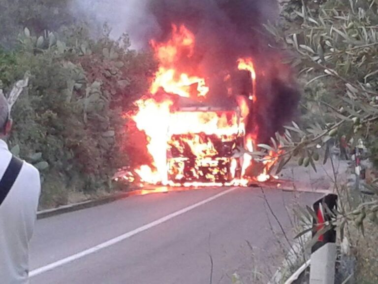 Tir in fiamme sulla statale SS643 Polizzi-Scillato. Traffico in tilt