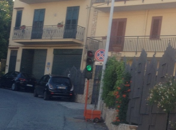 Termini Imerese. Semaforo a rischio incidente in via Sant’Arsenio