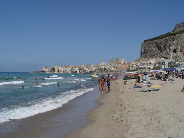 Tragedia nel mare di Cefalù. Turista francese muore annegato