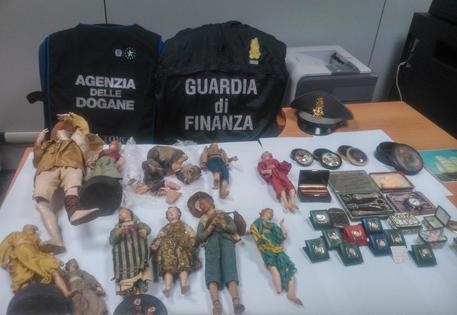 Trafficante di oggetti museali scoperto in aeroporto a Palermo