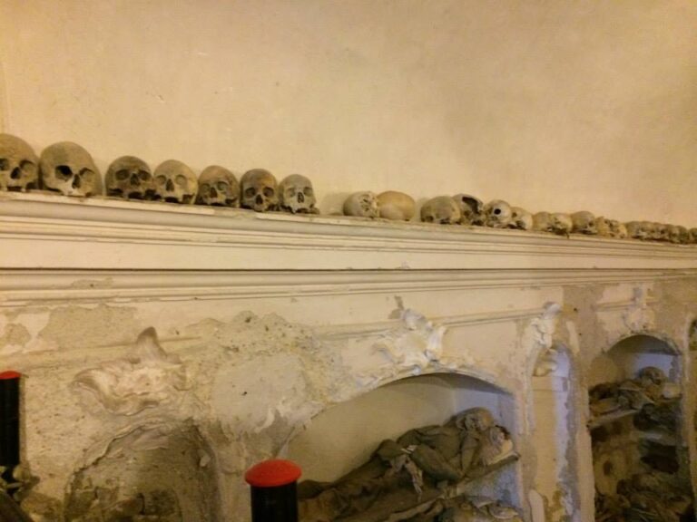 Visita guidata alle Catacombe delle Anime Sante e al Duomo