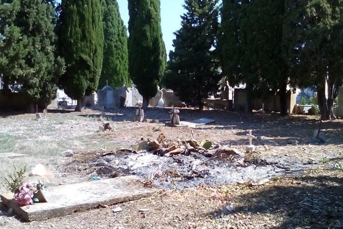 Cimitero. Si bruciano erbacce tra le tombe. Indignazione della gente e intervento dei Vigili urbani