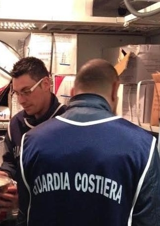 Servivano pesce non rispettando le norme sulla tracciabilità del prodotto. Multati dalla Guardia costiera due ristoranti di Termini e Trabia