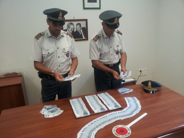 Guardia di Finanza arresta un giovane con un migliaio di banconote da 20 Euro false