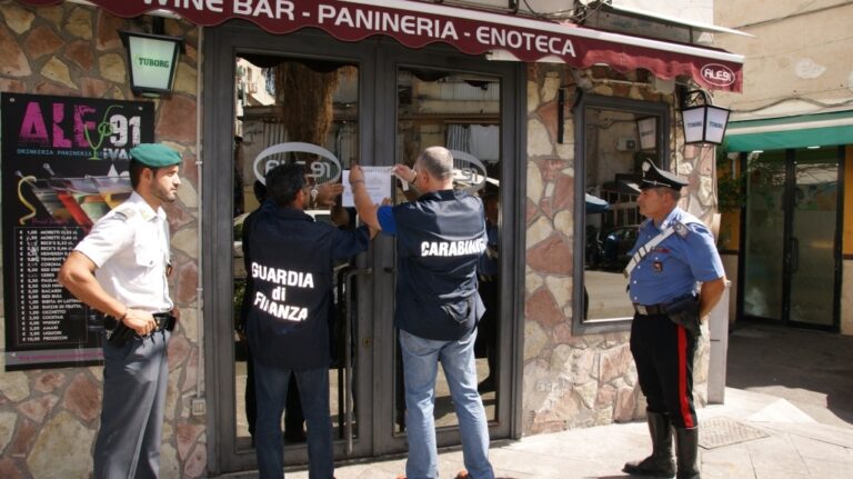Carabinieri e GdF sequestrano beni e aziende per 850mila euro