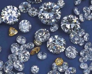 Classica truffa di gioielli a “prezzi stracciati”. Anziano raggirato si rivolge alla polizia: denunciati i malviventi