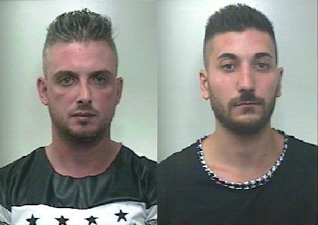 I Carabinieri arrestano due ladri mentre scassinano le auto in sosta