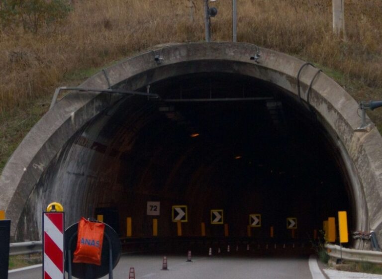 Traffico bloccato sulla A19 Palermo-Catania a causa di un principio di incendio