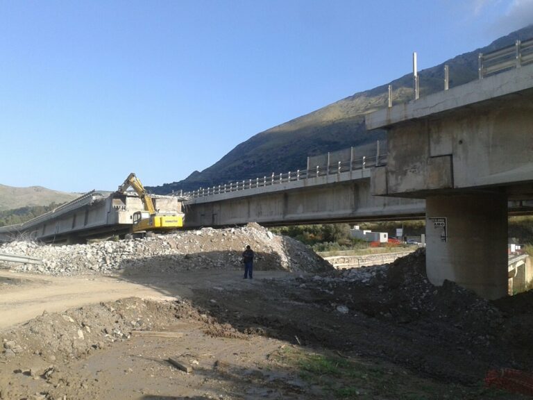 Viadotto Himera. Demolita prima campata del ponte della A19