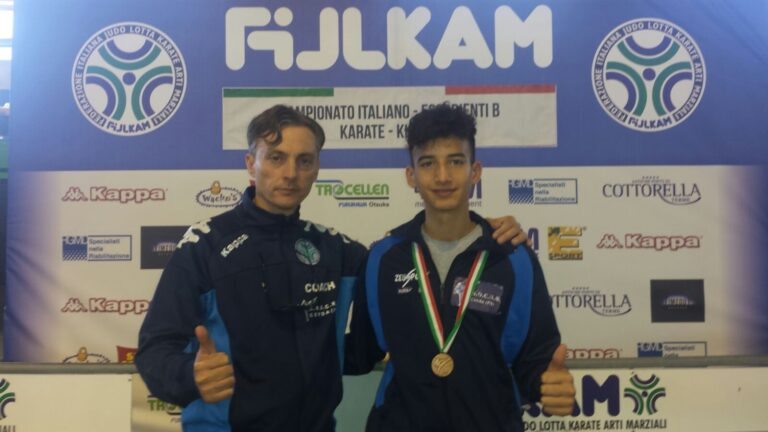 Un giovane atleta medaglia di bronzo di karate