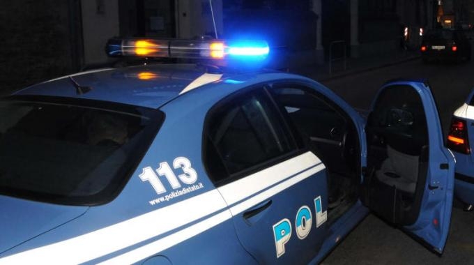 Si nascondono nei bagni per rapinare un bar durante la notte. La polizia li scopre e li arresta