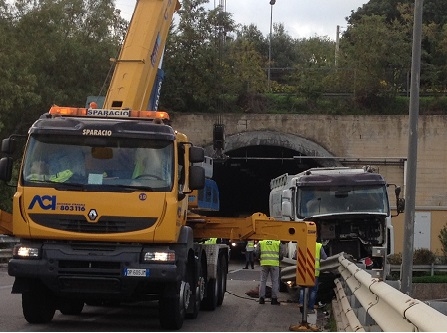 A causa di un malore del conducente camion si schianta contro il guardrail dell’autostrada