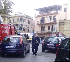 Carabinieri, Vigili del fuoco, Vigili urbani e una ambulanza del 118 in via Armando Diaz per una sospetta morte. Ma l’anziana donna non rispondeva perché la sera prima aveva assunto dei farmaci per dormire tranquillamente