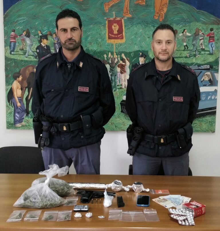 Arrestato dalla Polizia un giovane in possesso di droga e armi