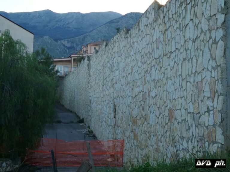 Il MoVimento 5 Stelle chiede al Sindaco di mettere in sicurezza un muro pericolante retrostante il Liceo Scientifico