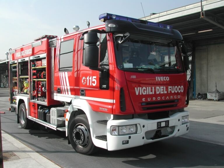 Incendio in una palazzina. Due morti. In salvo bambino di 4 anni