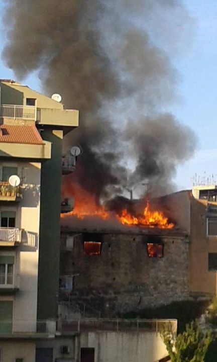 Incendio a Termini Imerese. A fuoco officina Sucameli in via Taormina
