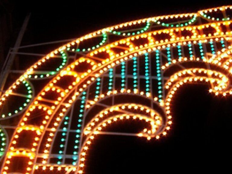 Travolta dal ridicolo l’Amministrazione comunale corre ai ripari. Accordo con nuova ditta per riaccendere le luminarie. Intanto salgano a quattro gli indagati per furto di energia elettrica