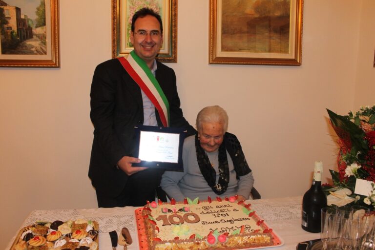 Dieci figli e diciassette nipoti festeggiano i cento anni di nonna Domenica