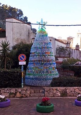 Realizzato l’albero di Natale ecologico e solidale con 2500 bottiglie