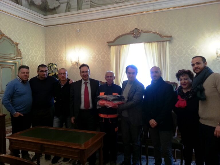 Distribuzione di vestiario da lavoro agli operai edili delle alte Madonie