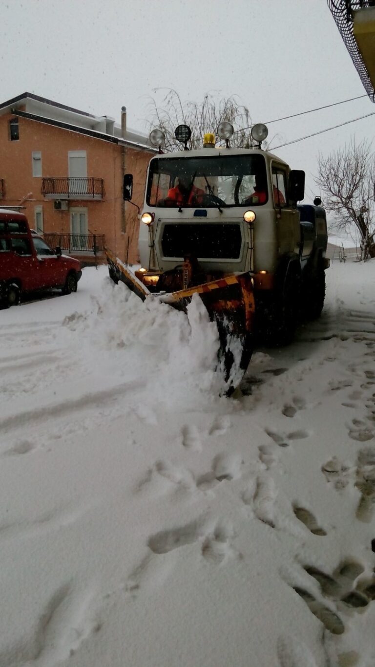 Neve a Petralia Soprana. In azione mezzi spalaneve e spargisale. Domani scuole chiuse