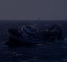Motopesca affonda davanti il porto di Termini Imerese. Tre marinai tratti in salvo