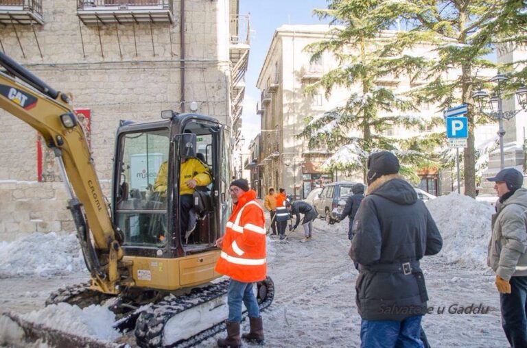 Neve: per ridurre i disagi dei cittadini il sindaco fa ricorso a mezzi privati per liberare le strade