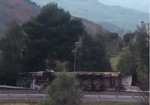 Svincolo autostradale di Scillato: Tir esce fuori strada e si ribalta