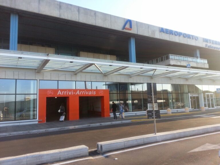 Antiterrorismo. Fermato all’aeroporto Falcone e Borsellino con armi nascoste dentro stampella