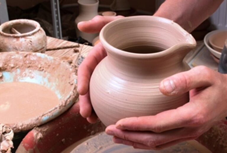 Un corso gratuito di lavorazione della ceramica rivolto alle donne organizzato dal Comune