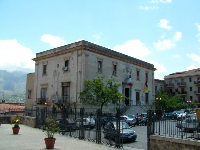 Il Centro provinciale Istruzione Adulti ospitato in uno “sgabuzzino” del Comune. La protesta dei docenti