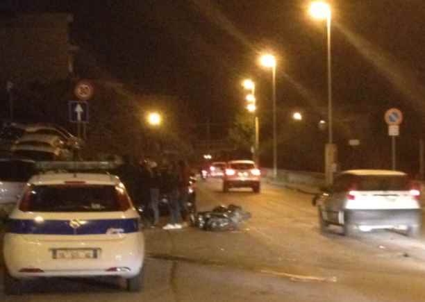 Scontro tra automobile e ciclomotore in via Emanuela Setti Carraro