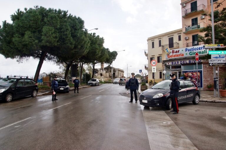 Rapinano una farmacia. Arrestate tre persone. Si cerca un quarto complice