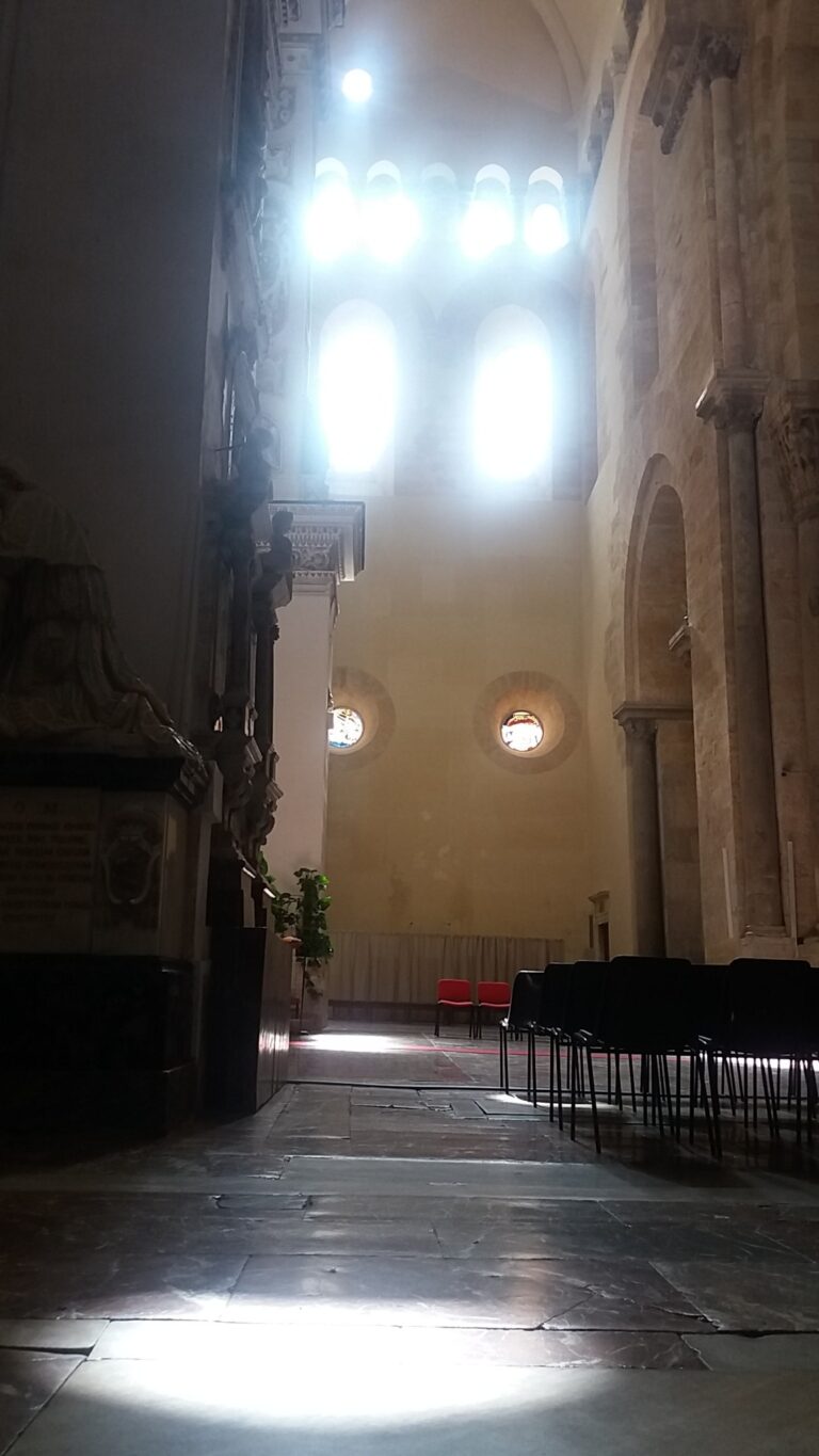 Ierofania nella Cattedrale di Cefalù. Un fascio di luce illumina il 28 febbraio di ogni anno il luogo della tomba di Ruggero II, morto proprio quel giorno
