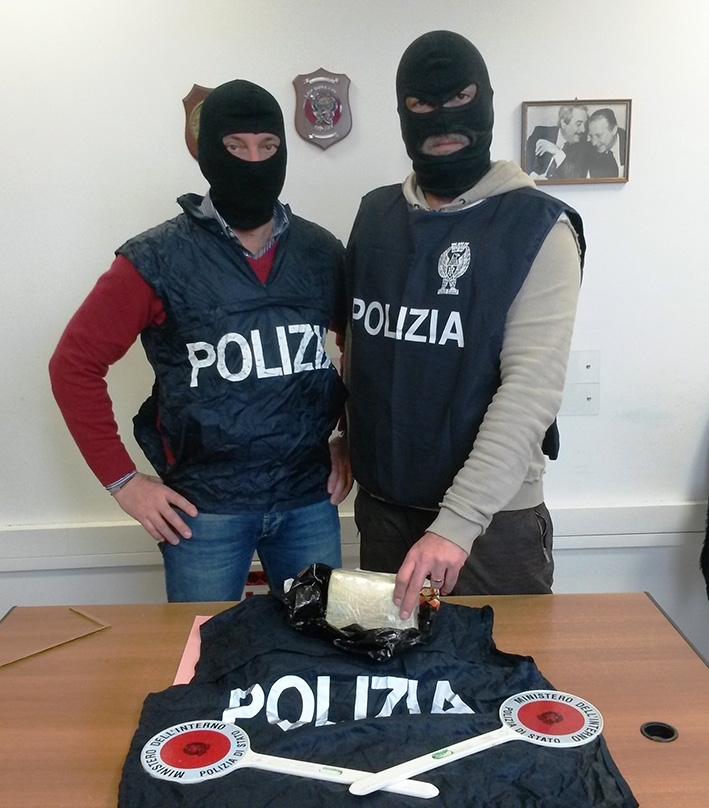 Fermato con oltre un chilo di cocaina per un valore di 300 mila euro. Arrestato dalla Polizia